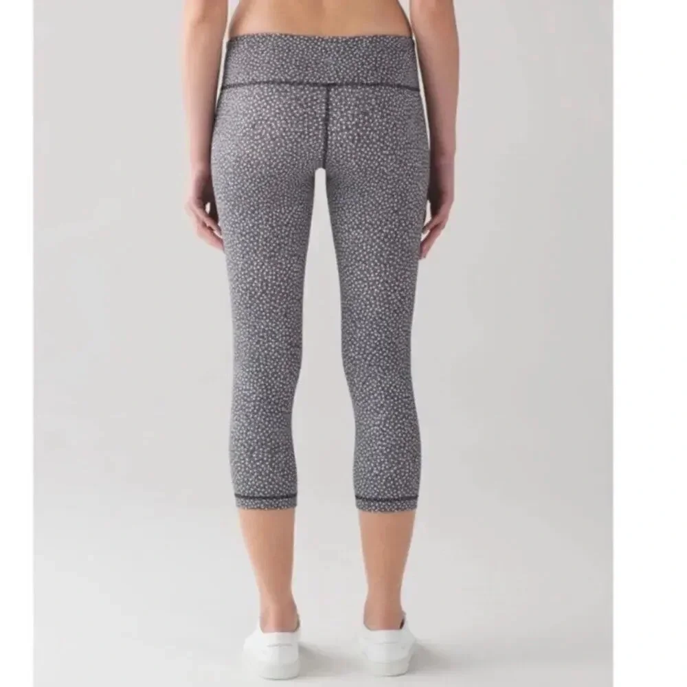 Lululemon Women’s Size 6 Stars Gray Wunder Under Cropped Athletic Leggings